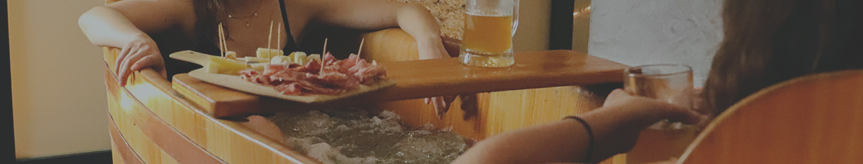 Personnes dans un bain avec des bières