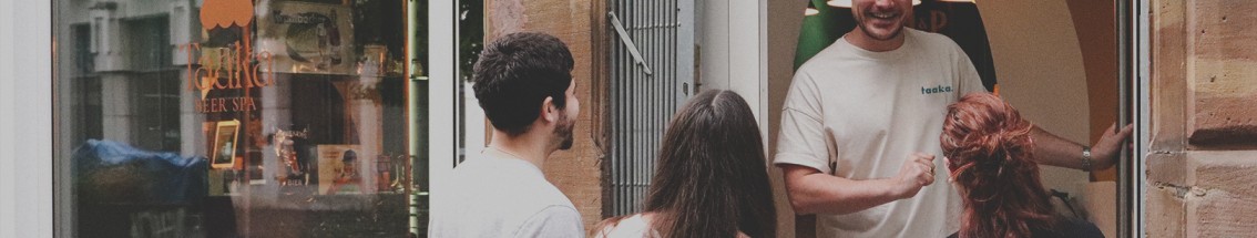 Personnes dans un bain avec des bières