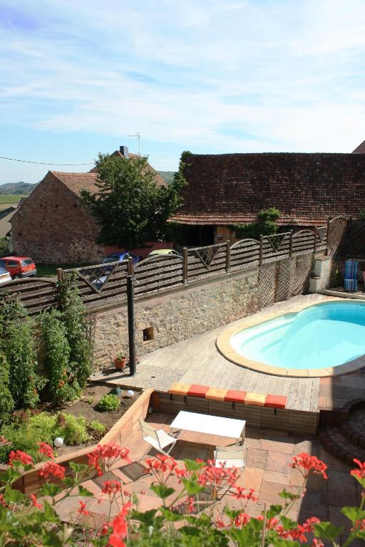 Jardin avec une piscine
